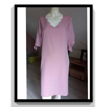 Jolie robe ,avant bras dénudées taille 44