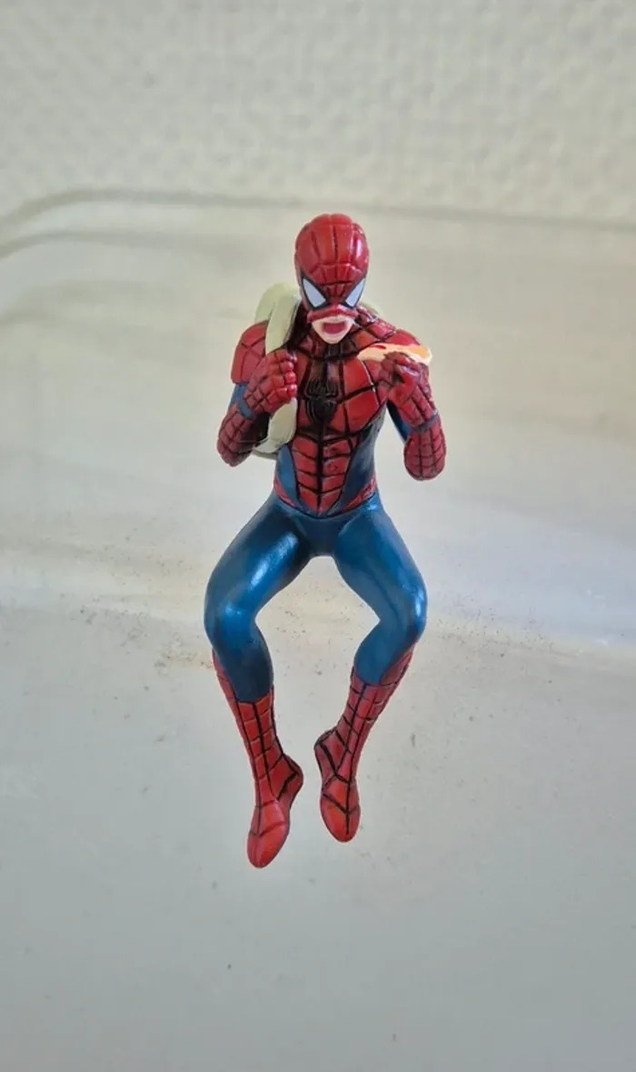 Figurine Spiderman qui mange une pizza 🍕.