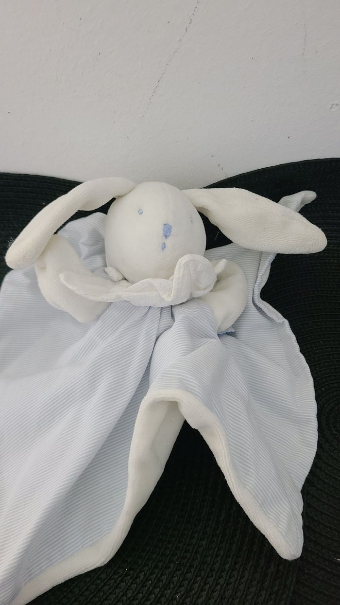 Doudou plat lapin blanc rayé bleu MOULIN ROTY