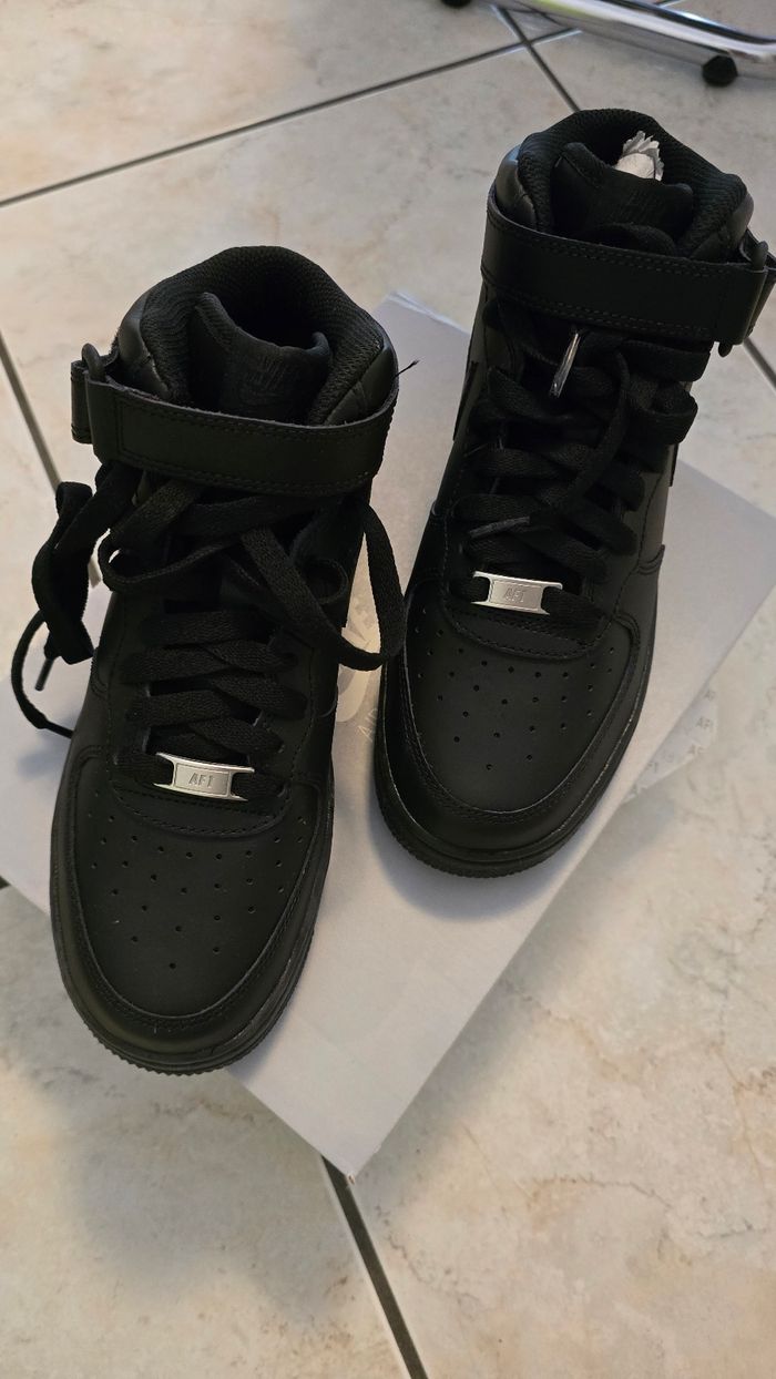 (Neuves non portées) 🏷🥰😍 superbes  baskets NIKE  AIR FORCE ONE Pointure 37.5 unisex 😍🥰 - photo numéro 2