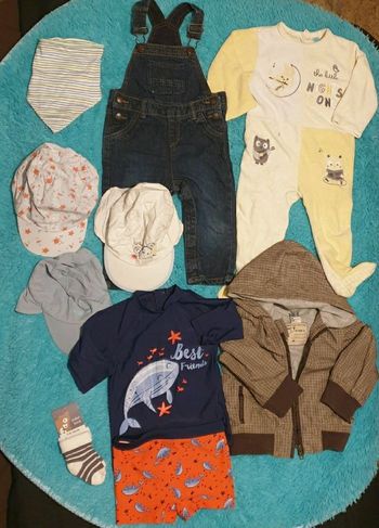 Lot vêtement bébé 80 cm.