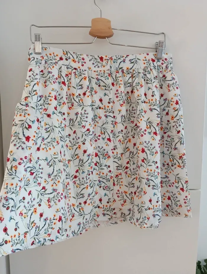 Jupe courte boutonnée blanches fleurs multicolores taille L - photo numéro 4