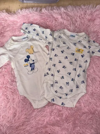Lot de 2 bodys Disney baby neufs 06 mois