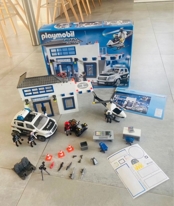 Commissariat playmobil city Action comme neuf