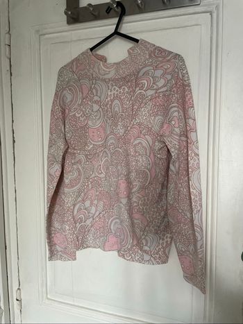 Pull vintage motifs baroque rose bleu et blanc pastel
