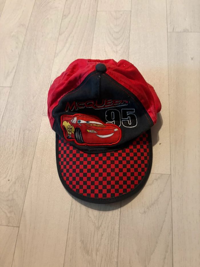 Casquette cars 52 fermeture par scratch, scratch un peu usé mais fonctionne toujours