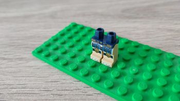 Hanches et jambes beiges avec pagne bleu 6021694 pièce détachée Lego #C06