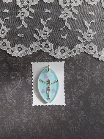 magnifique pendentif en résine avec médaille religieuse jésus christ