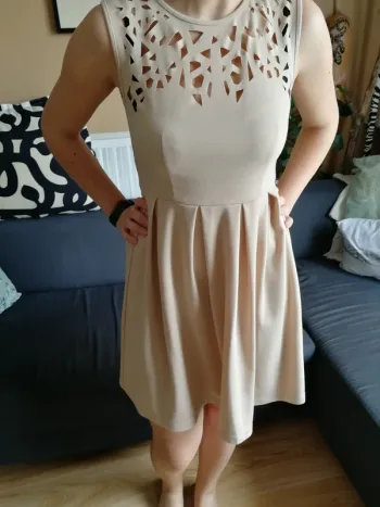 Robe beige avec découpe géométrique