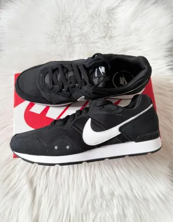 Nike Venture Runner – Taille 44,5 – noir/blanc – Neuf avec étiquette