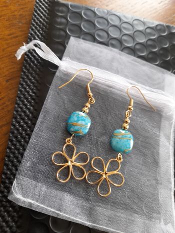 Boucles d'oreilles bleues et fleurs dorées