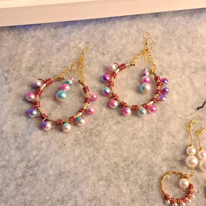 Lot de boucles d'oreilles pendante rouge/rose et blanc - photo numéro 3