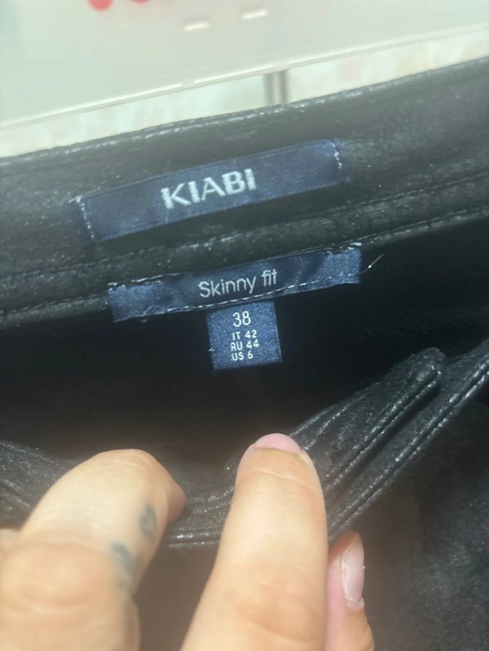 Pantalon simili cuir taille 38 skinny fit marque kiabi - photo numéro 4