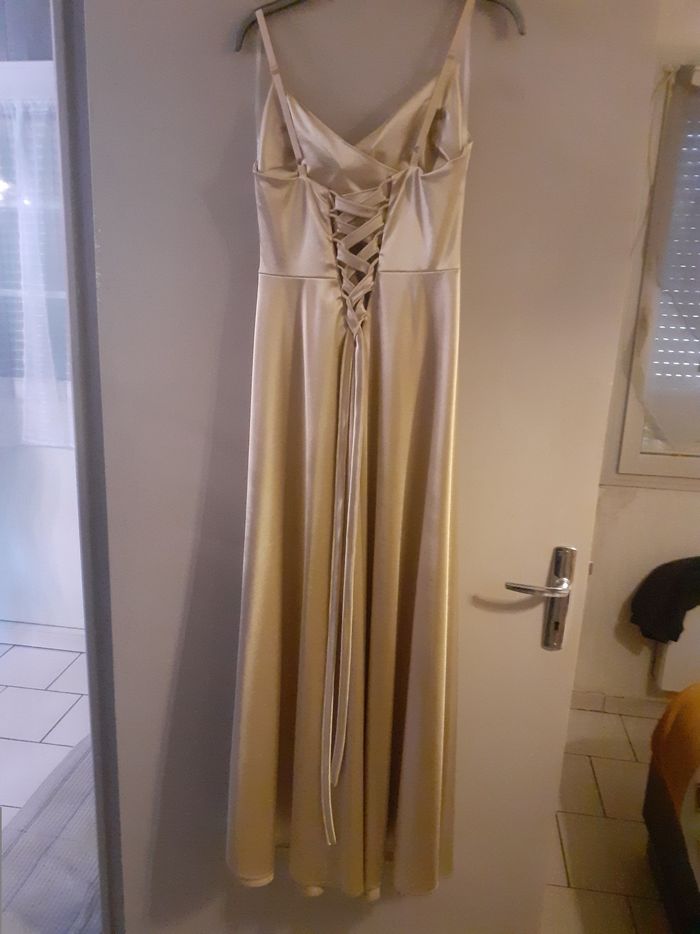 Robe de soirée en satin couleur champagne - photo numéro 2