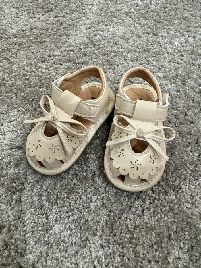 Paire de sandales qui fait pouet-pouet pour bébé