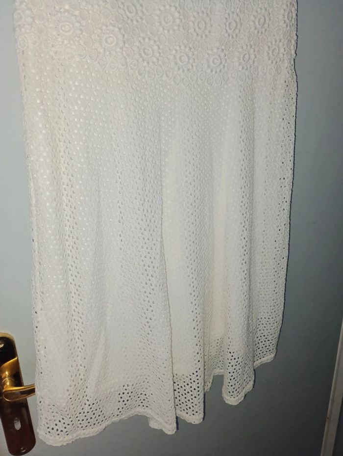 Jolie robe blanche doublée avec broderie marque bréal taille 40 - photo numéro 3