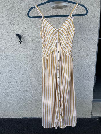Robe rayée ouverte dans le dos