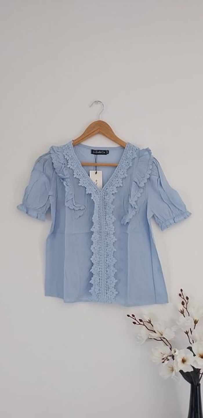 Jolie blouse bleue ciel brodée