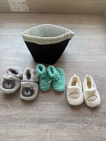 Lot de 3 paires de chaussons bébé + panier à couches