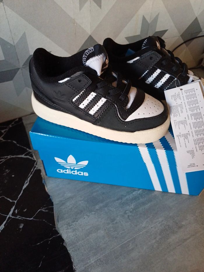 Basket Adidas taille 25 noir