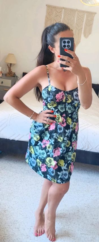 Petite robe Tally Weijl 36 noir avec des fleurs rose, bleu, jaune et vert