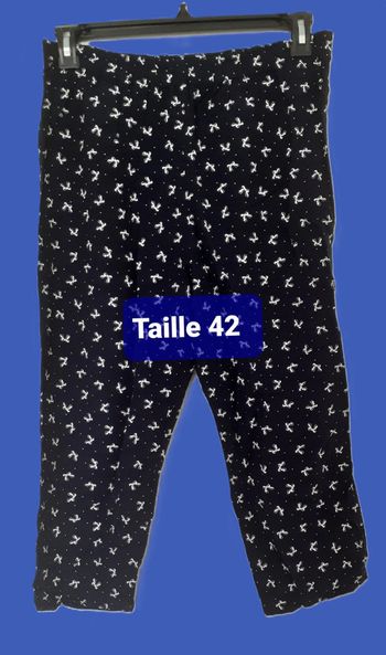 Pantacourt tissu fluide et léger. Taille 40/42.