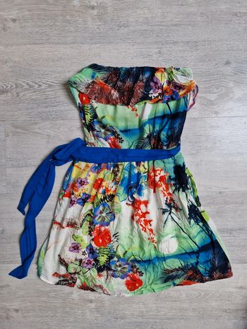 Robe bustier tropicale stradivarius taille S mais convient à un XS