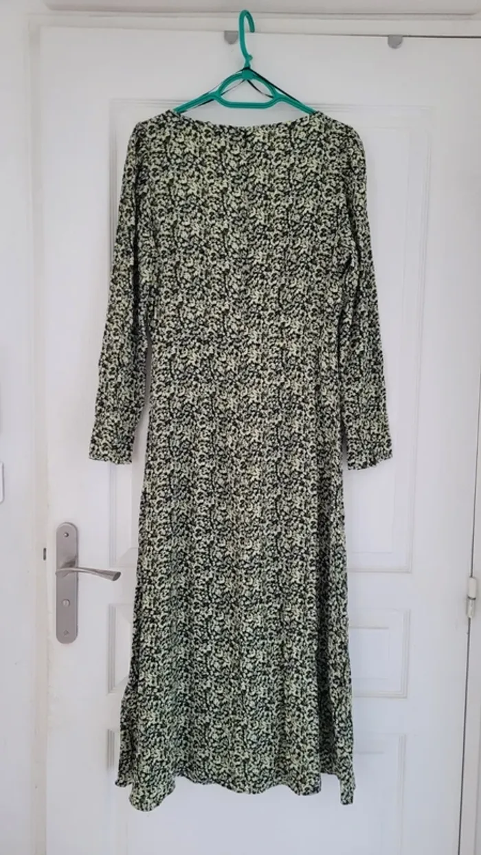 Robe longue manches longues fleurs jaunes sur fond vert et noir - photo numéro 2