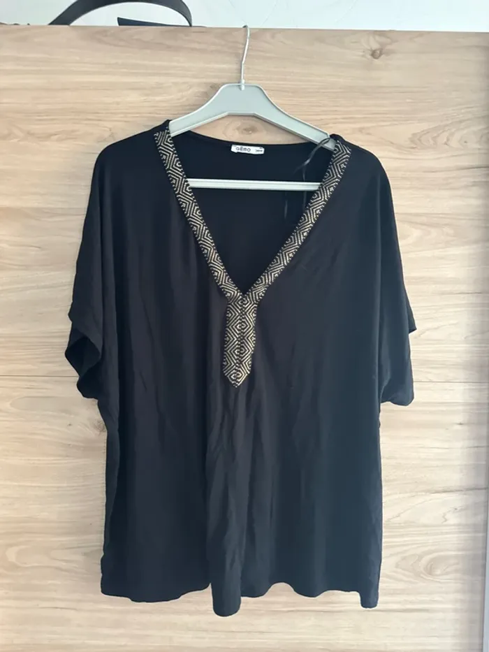 Haut noir avec bordure dorée