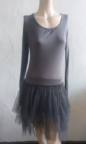 Robe grise avec jupe en tulle Taille M