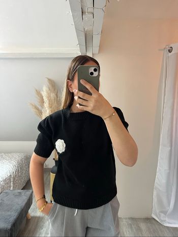 Pull noir chic avec détail fleur crochetée