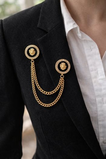 Broche double chaîne dorée tête de lion marque L Embroché 💎