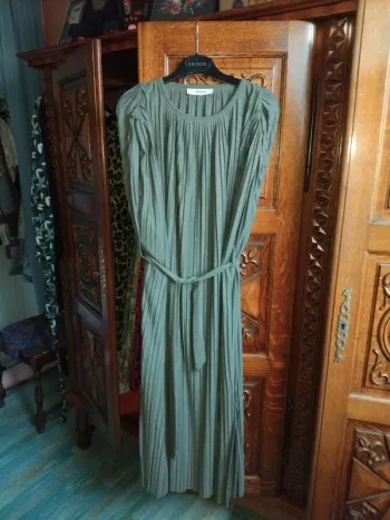 Robe longue plissée sans manches avec ceinture