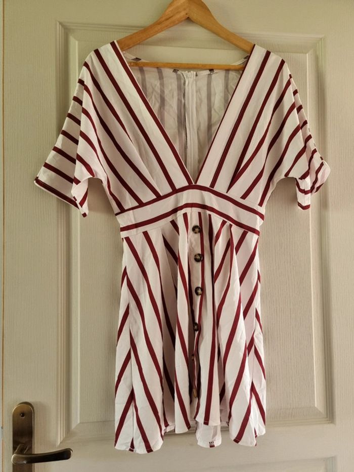 Blouse blanche à rayures bordeaux