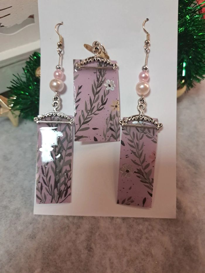 Boucles d'oreilles pendante rectangulaire avec pendentif rose et blanc - photo numéro 3