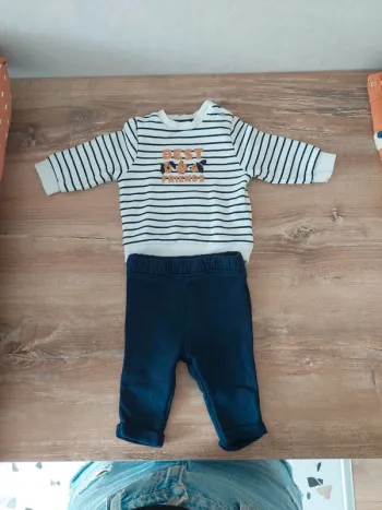Ensemble pull + pantalon T. 3 mois