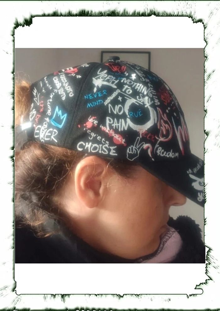 Casquette multicolore avec des inscriptions dessus et réglable - photo numéro 8