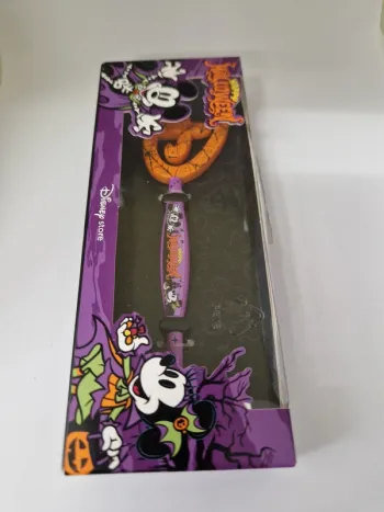 D285- Disney Store, Mickey and Minnie Halloween 2024 Key - NEW