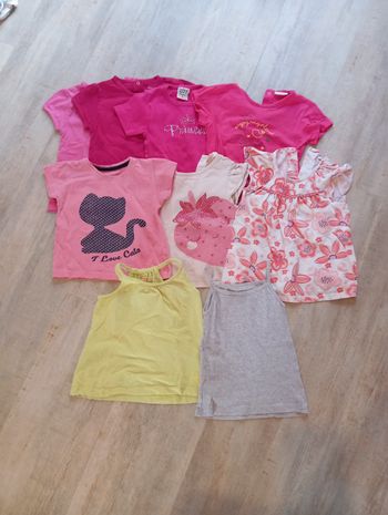 4 T-shirts et 2 débardeurs 2 ans