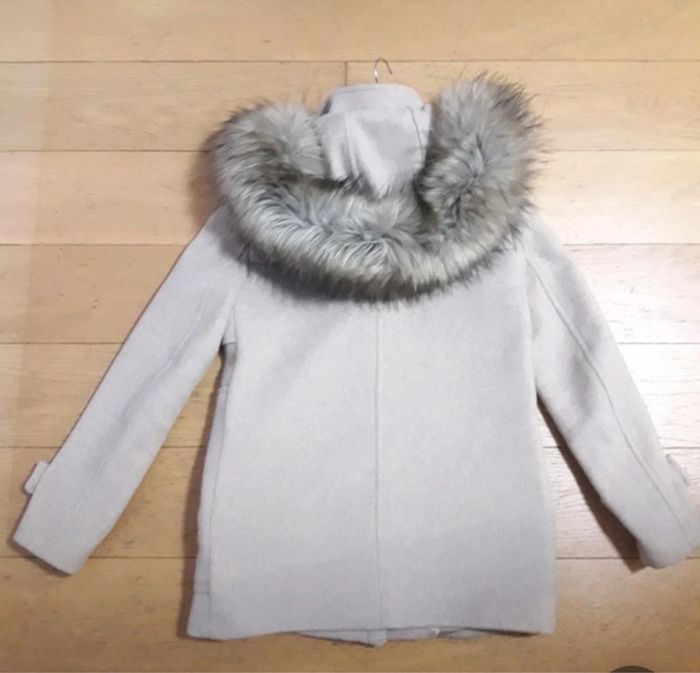 Bonito abrigo de Zara beis con capucha- Jolie manteau zara beige avec capuche en fausse fourrure - photo numéro 2
