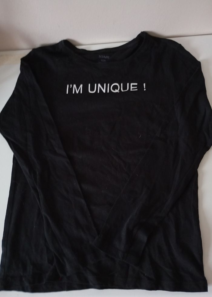 Tee-shirt noir ,10 ans ,manches longues,coton ,écriture blanche. Kiabi . État neuf.