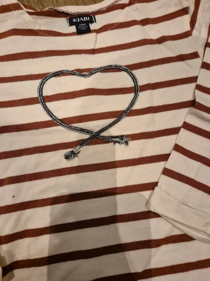 Lot de vêtements t shirt pyjamas pull - photo numéro 4