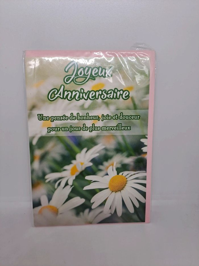Carte postale avec son enveloppe.
11,5x17cm.
NEUVE. Jouex anniversaire fleurs