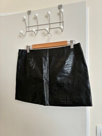 Mini jupe noire similicuir effet croco Mango – Taille M