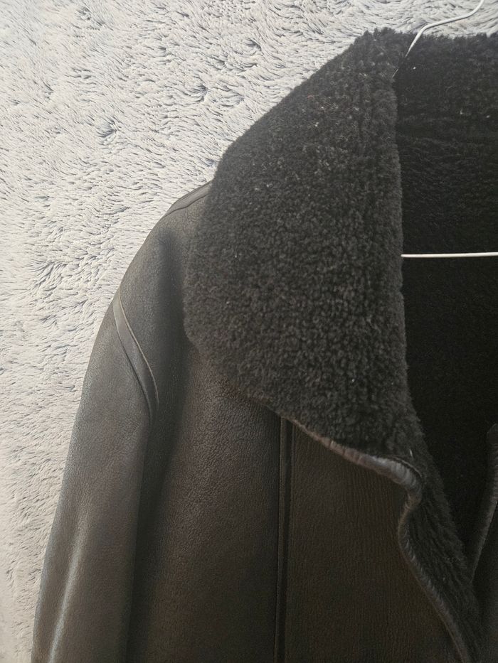 Manteau noir en cuir avec fausse fourrure de chez Aron's Cuir - photo numéro 3