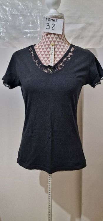 Tee-shirt, noir, a dentelle, en très très bon état, en coton