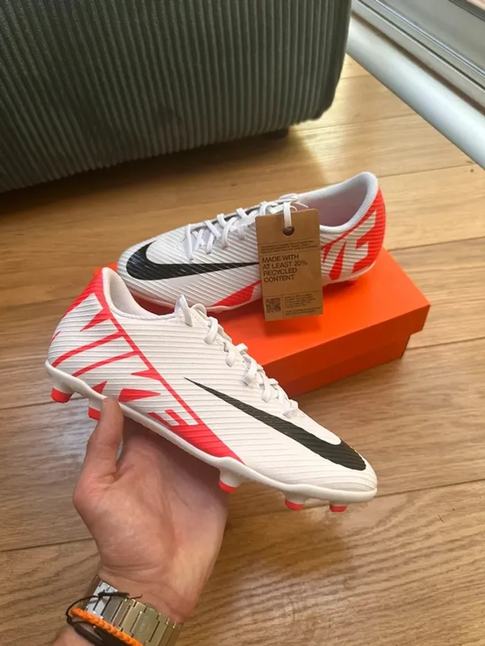 Nike Crampon Vapor 15 Club blanche et rouge - photo numéro 2