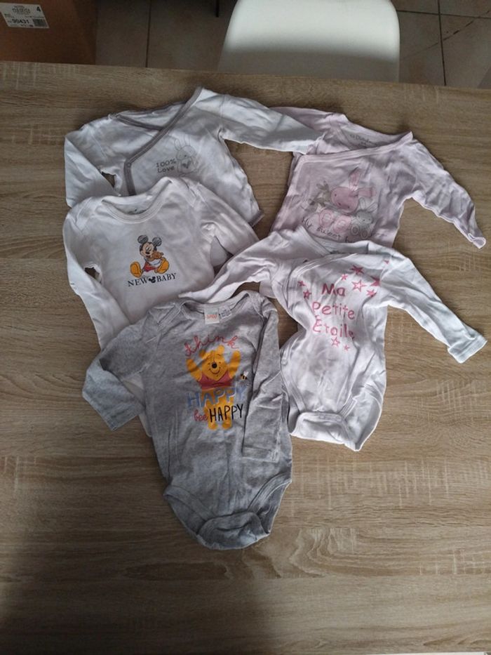 Lot 5 bodies 6 mois