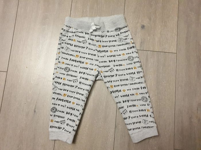 Pantalon détente gris. Garcon 18 mois. Marque Kiabi