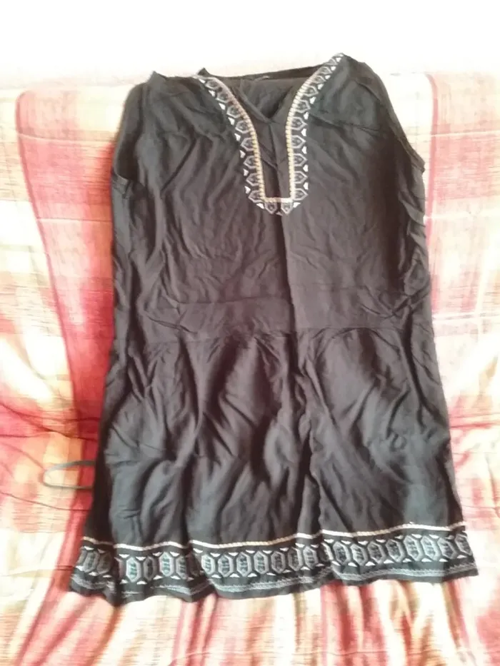 Robe noire brodée sans manche